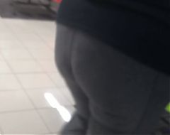 FAT WHITE ASS IN JEANS